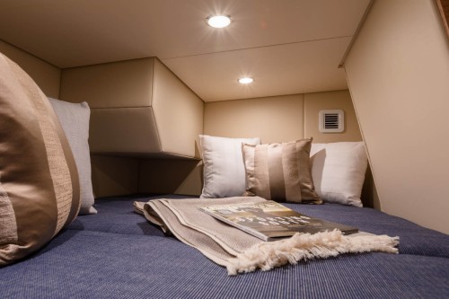 530LXF aft berth with pillows